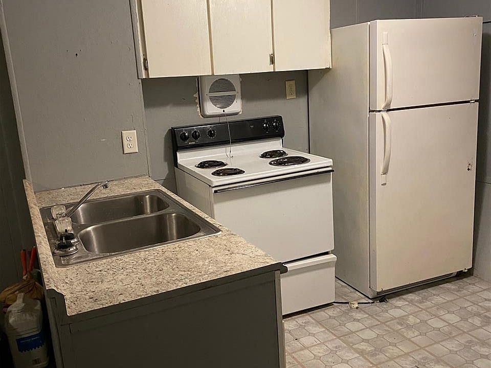 1st image of 823 Lynch St