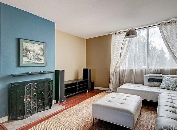 Don't you wish this beautiful living space was your own? It looks like something out of a magazine!
