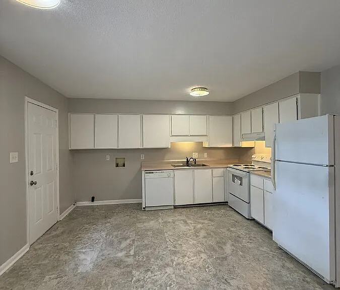 102 Woodhouse Ln #C — Photo 1