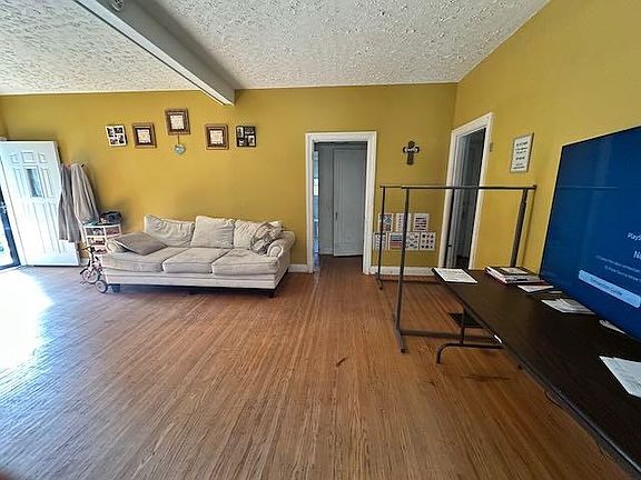 5th image of 1505 Larchmont Ave
