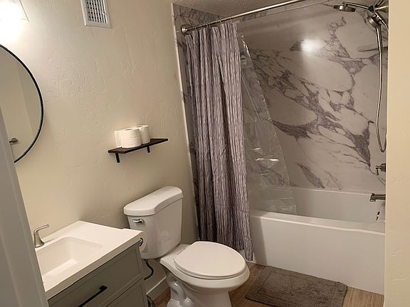 Main level full bath