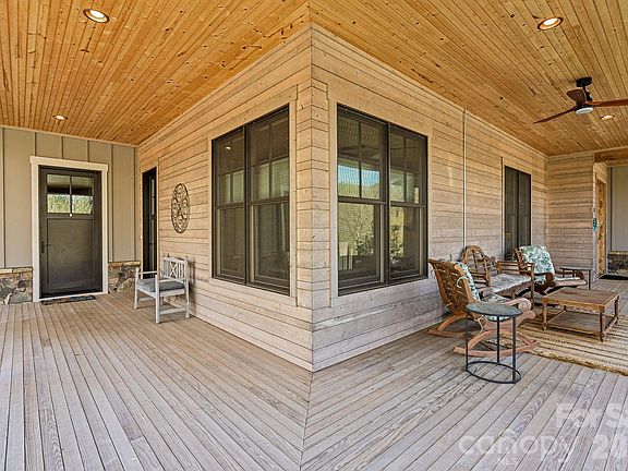 3rd image of 18 Majestic Oak Cir