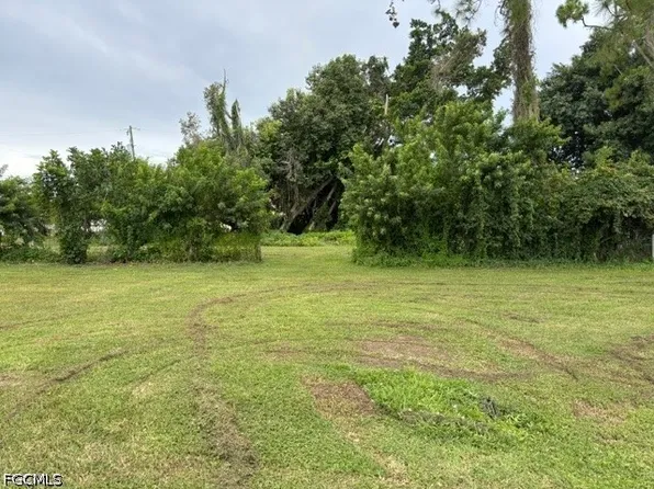 842 Whispering Pines Rd, Cape Coral, FL 33993