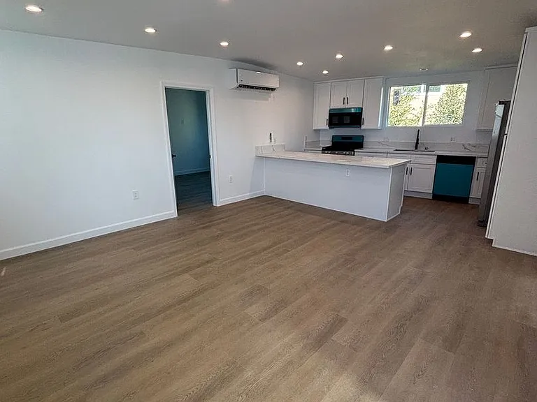 2280 S Barrington Ave — Photo 8