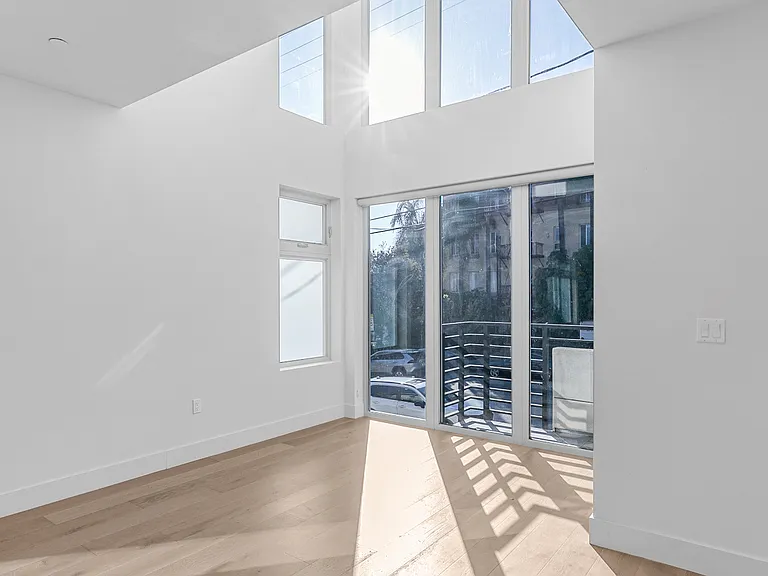 2000 N Beachwood Dr #101 — Photo 12