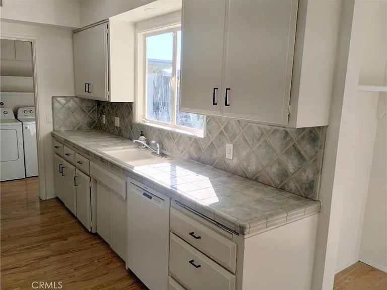 374 Grand Ave — Photo 9