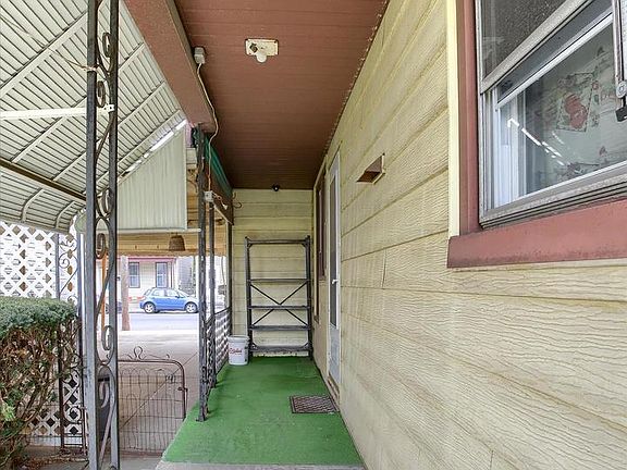 5th image of 636 Walnut St