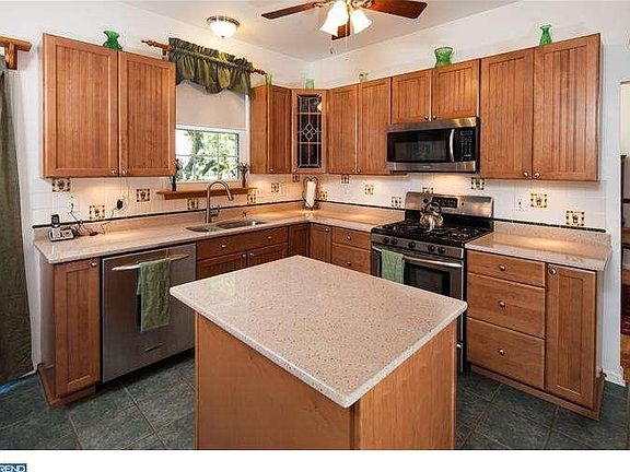 5th image of 40 Forsythia Ln