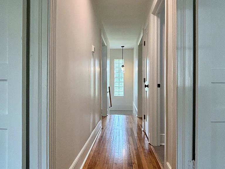 Hallway. Bedroom 1 (right), bedroom 2 (left).