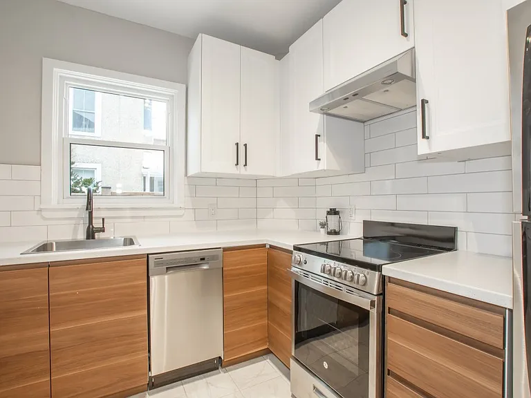 14 Welland Ave — Photo 2