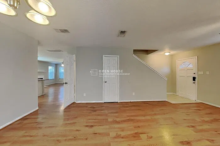 4 bed, 2.5 bath, 2310 sqft, $2,260 — Photo 3