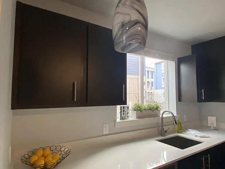 Queen Court Apartments — Photo 12