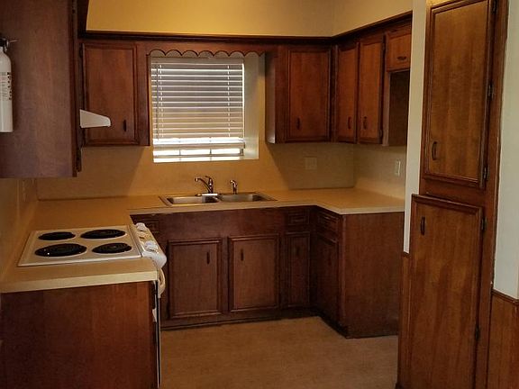 3rd image of 103 Castle Oaks St