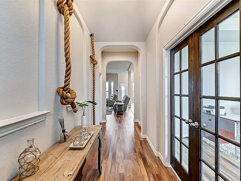 209 Douglas St — Photo 5