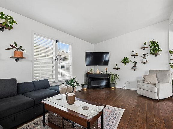 3rd image of 809 Marlin Ct.