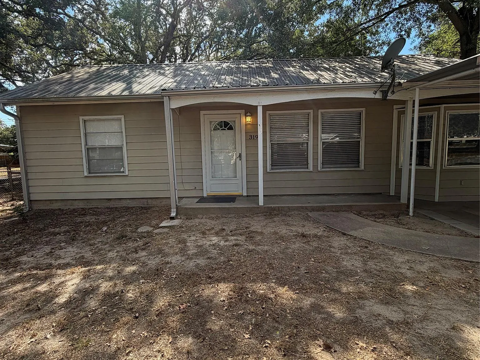 3 bed, 1.0 bath, 974 sqft, $1,200 — Photo 1