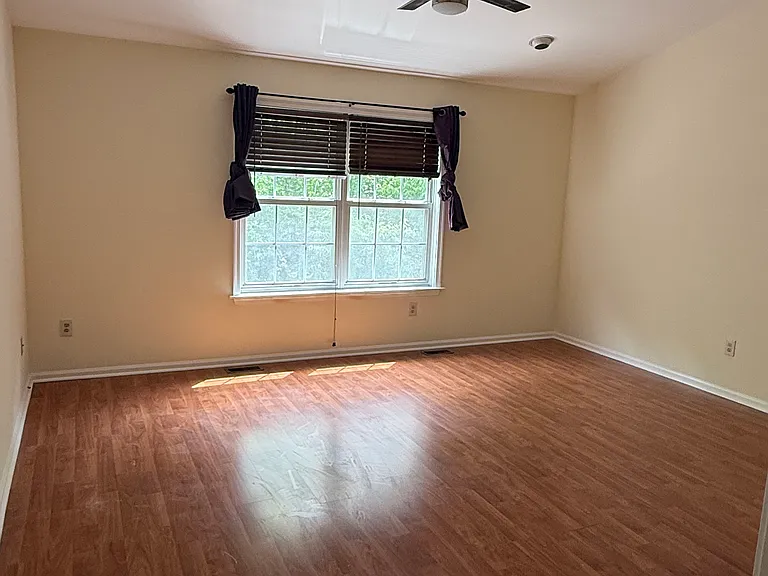 1079 Roseberry Ct — Photo 17
