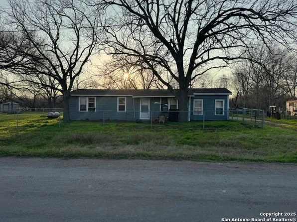 609 N West, York Town, TX 78164