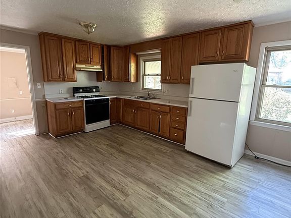3rd image of 116 Meadowbrook Cir