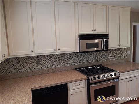 Kitchen w/granite counter tops