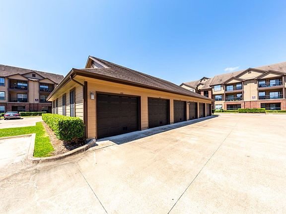 Private Garages are Available to Rent
