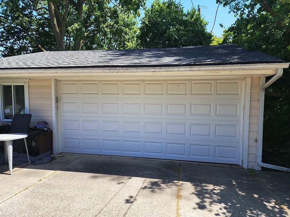 2nd image of 1753 Emerson Ave