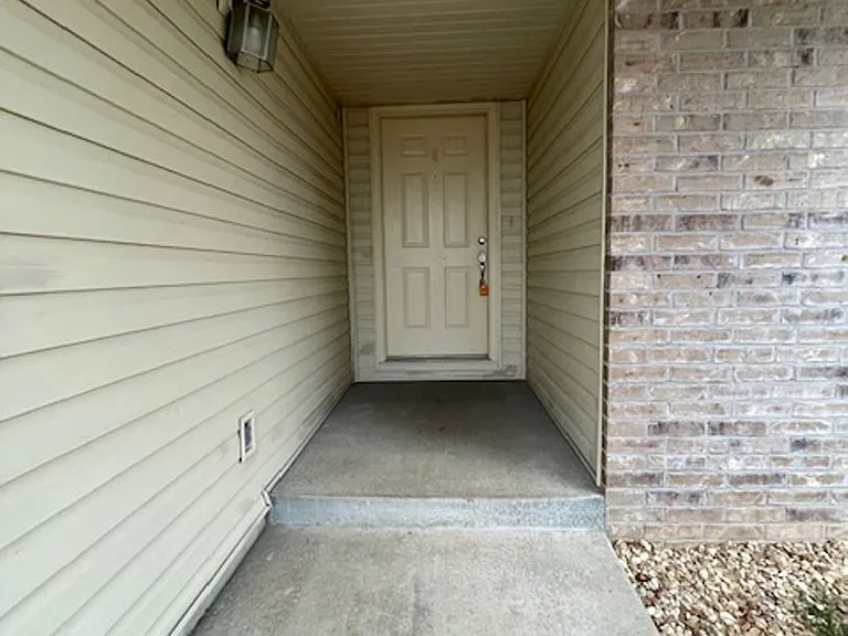 834 S Mahn Ave — Photo 4