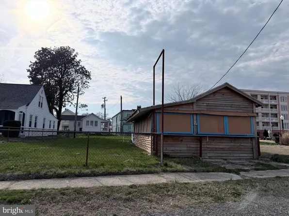 20 Beach Ter, Colonial Beach, VA 22443