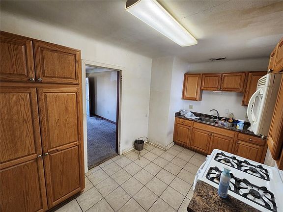 4th image of 674 Grove Ave