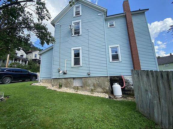 4th image of 320 Main St