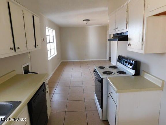3rd image of 8695 Woodbine Dr