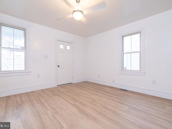4th image of 130 E John St
