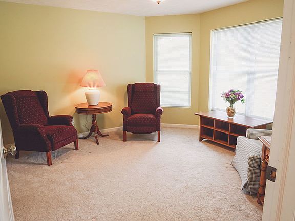 5th image of 928 Candlewick Dr NE