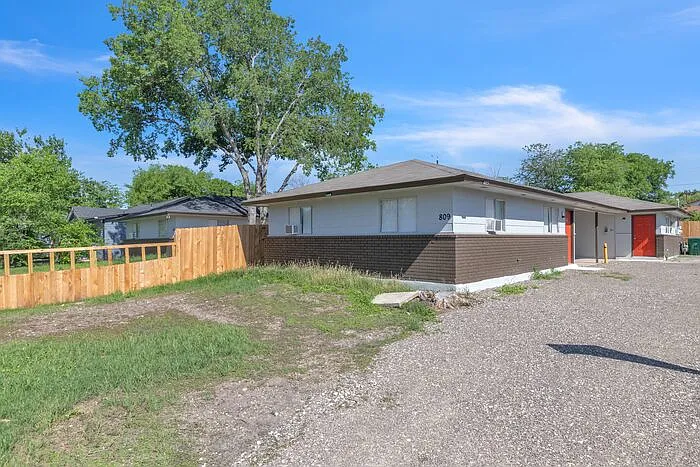 811 John Adams Dr — Photo 12
