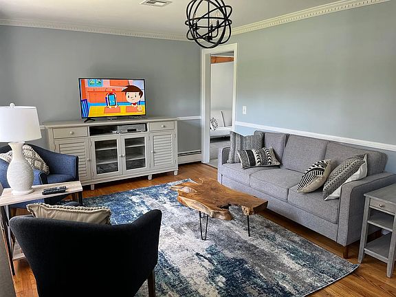 4th image of 281 Merrick Rd