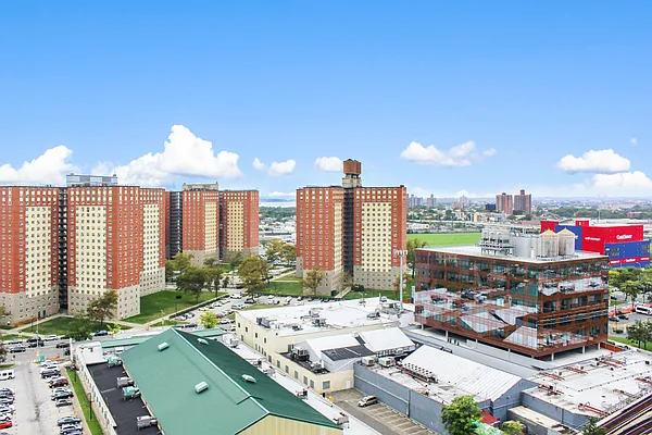 Sold by Thomas Lipovetsky, LREB | media 17