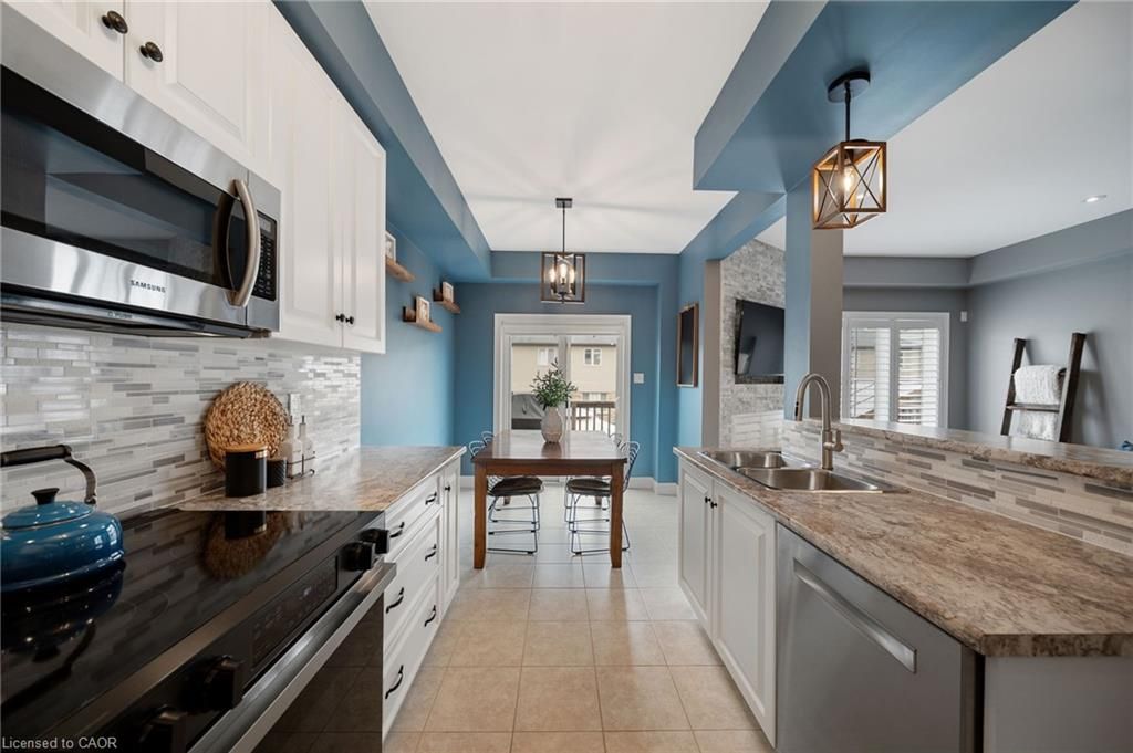295 Pumpkin Pass, Hamilton, ON - More