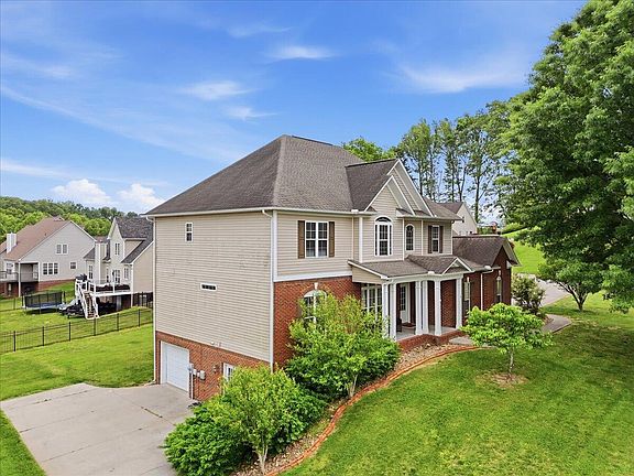 3rd image of 924 Saddle Ridge Ln