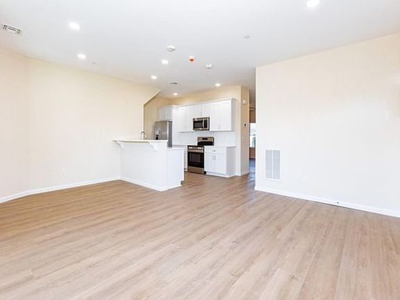 4th image of 843 Lake Blvd #101