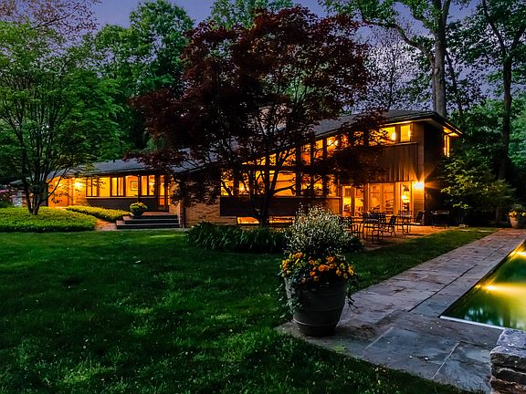 3rd image of 8 Overlook Rd