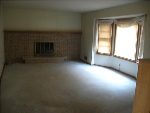 4th image of 9813 E 82nd Ter