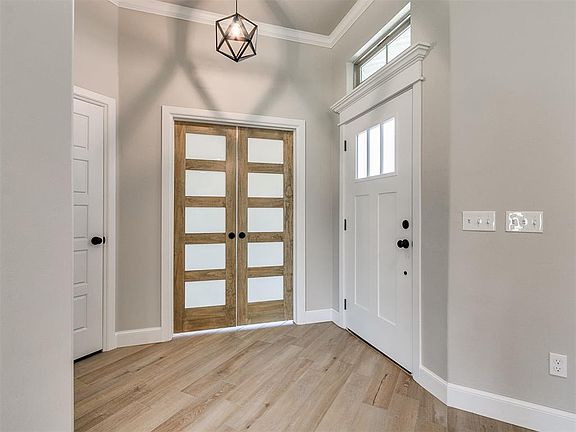 5th image of 2800 Redwood Ct