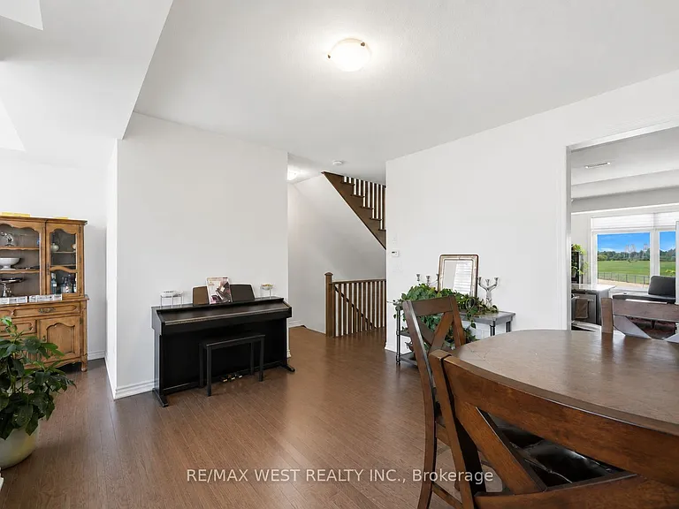 55 Holyrood Cres — Photo 15
