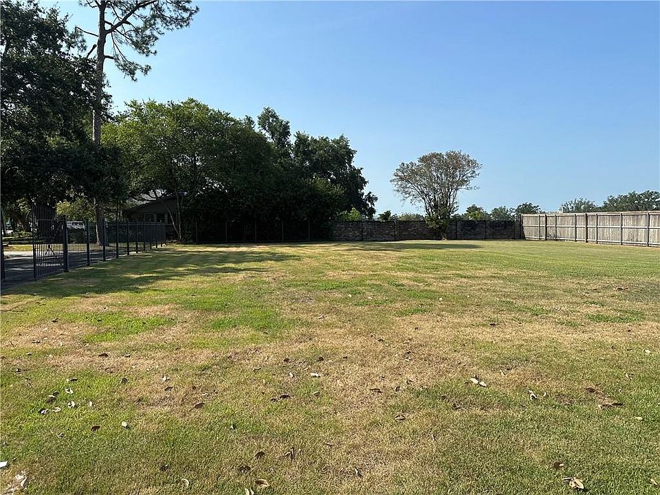 2nd image of 430 Woodvine Ave