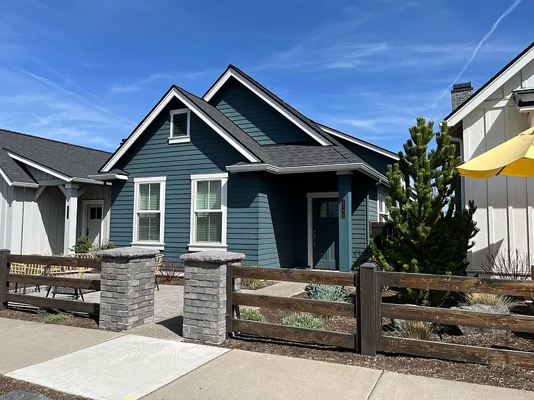 2740 NW Ordway Ave — Photo 1