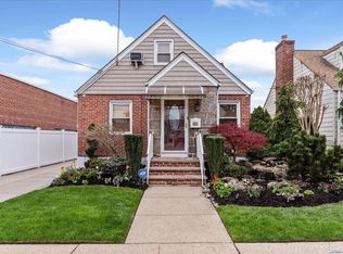 17 Green St, Valley Stream, NY 11580