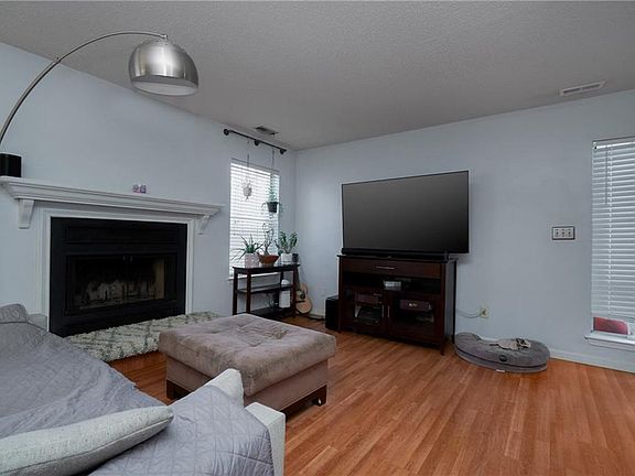 4th image of 4592 Genoa Cir