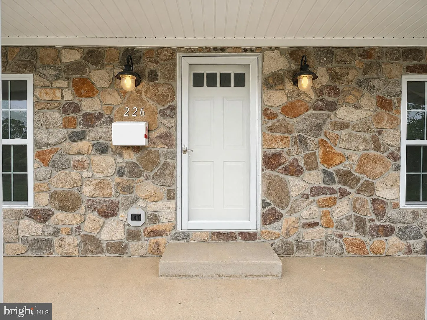 3 bed, 2.0 bath, 2150 sqft, $2,250 — Photo 2
