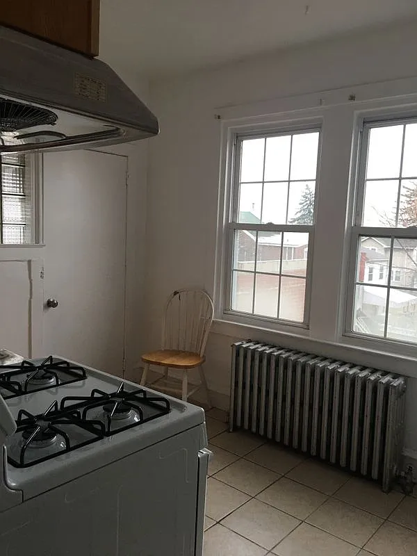 2 bed, 1.0 bath, 900 sqft, $1,350 — Photo 2