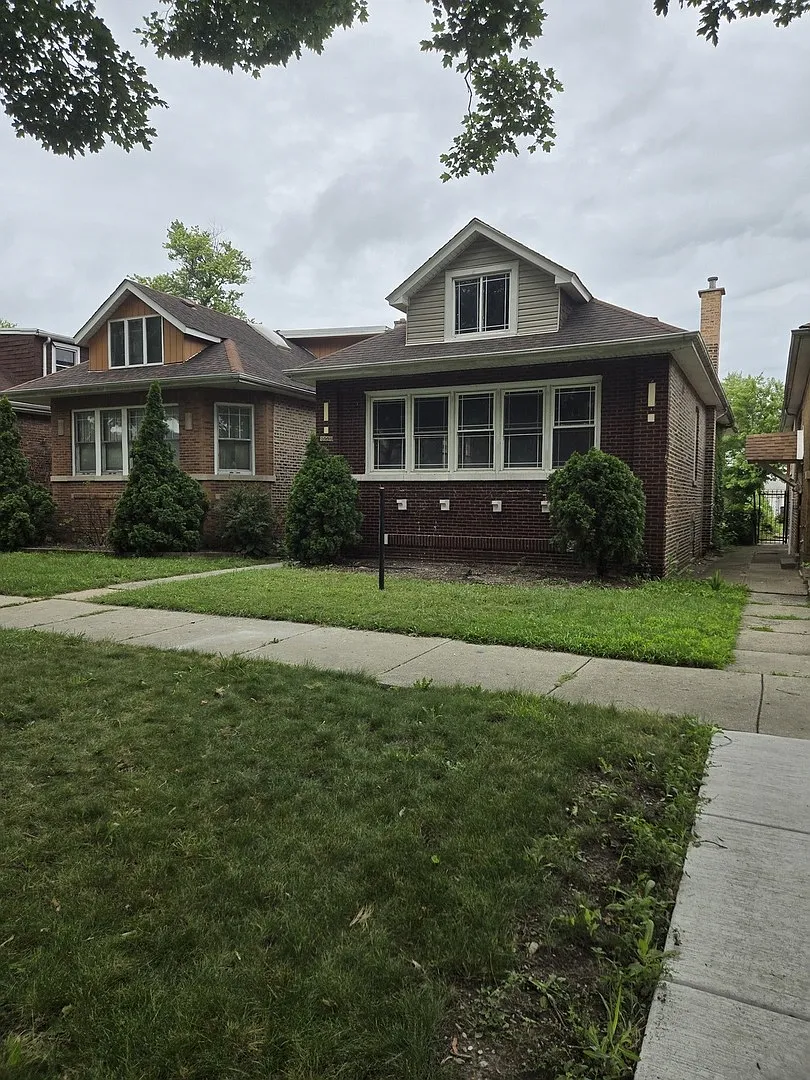 8220 S Prairie Ave photo 1